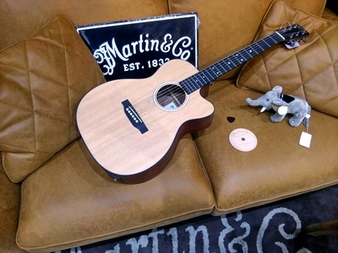 ソファーでくつろぎたいマーティン3選【Stay Home with Martin Guitar